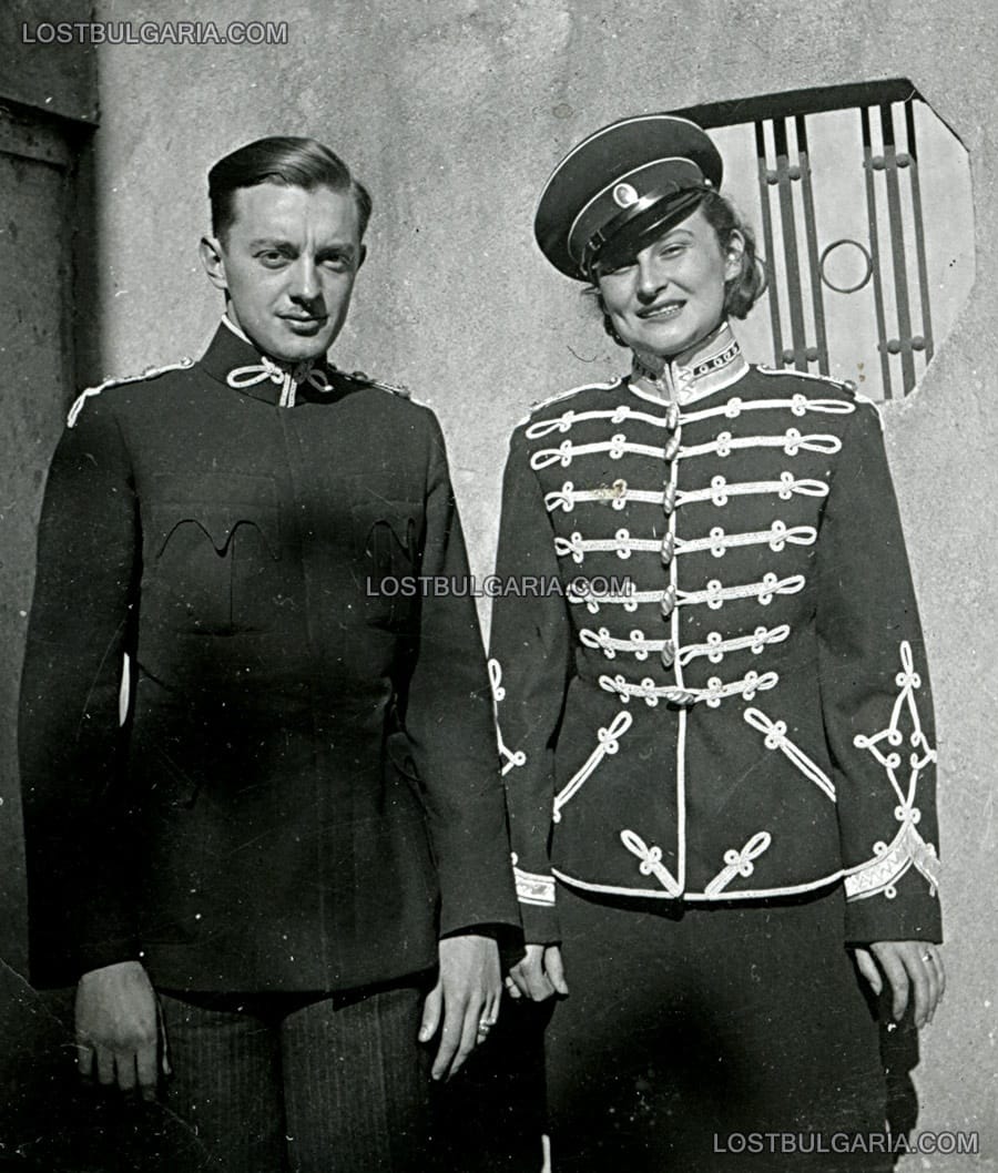 Снимка за спомен на гвардеец и приятелката му, облечена в неговата униформа, 20-те години на ХХ век