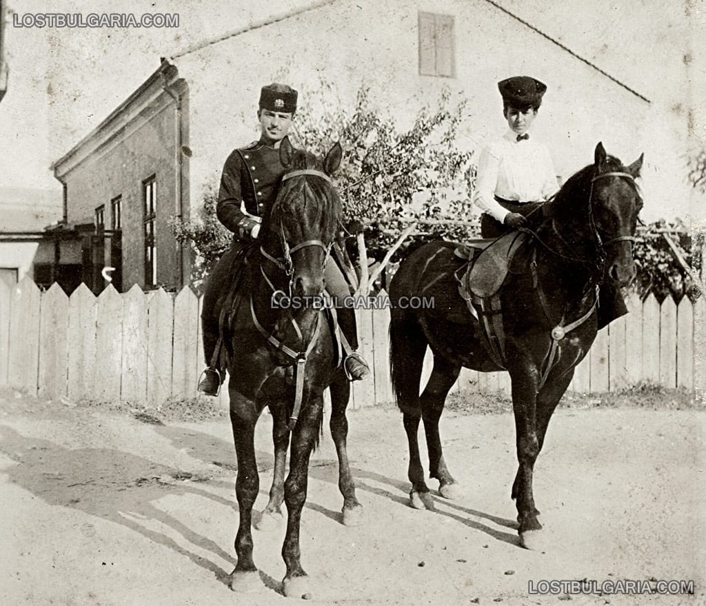 Кавалерист и млада дама на разходка с коне, София 1906 г.