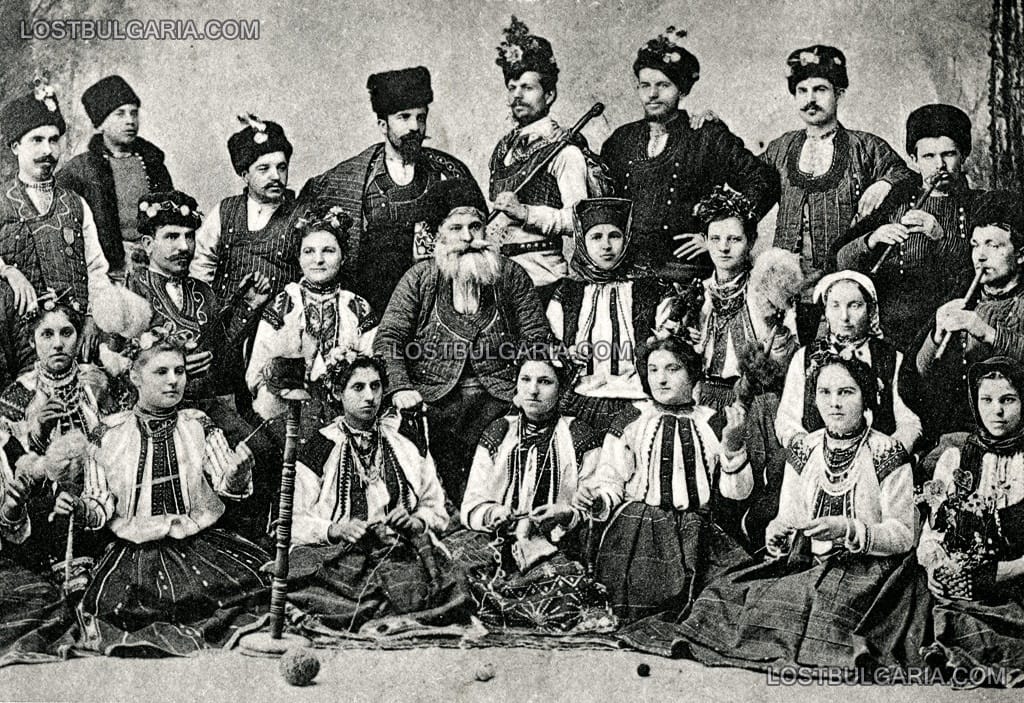Мъже и жени, облечени в народни носии позират за снимка, наречена "седянка", Русенско, началото на ХХ век