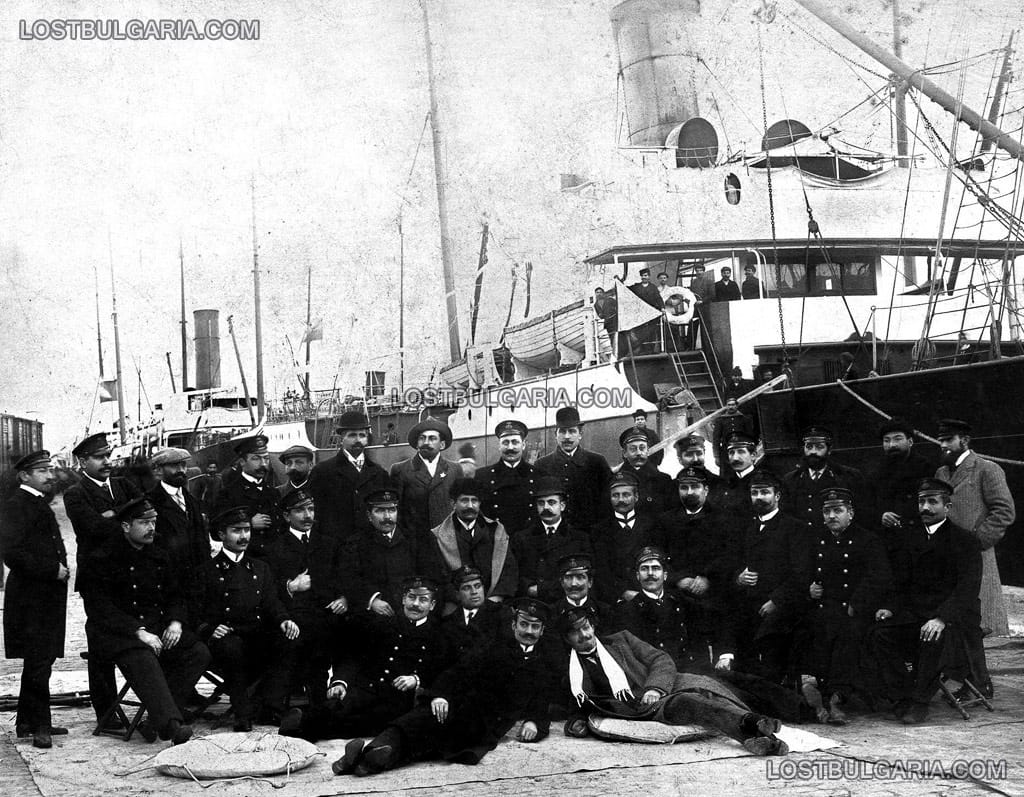 Пристанище Варна около 1900 г., снимка за спомен с екипажа на параход "Варна"