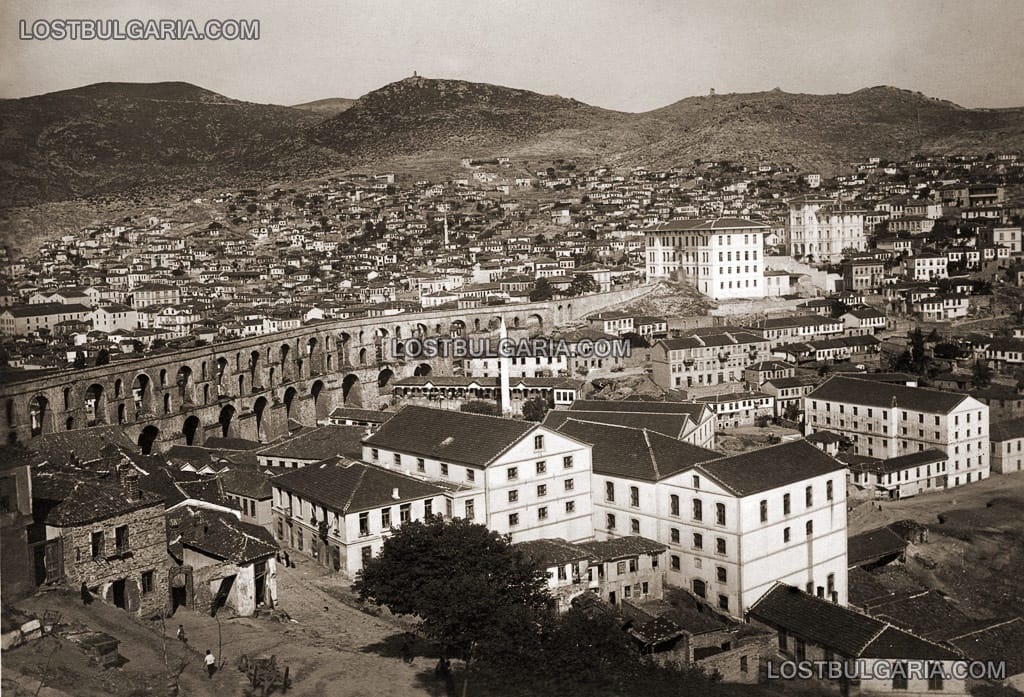 Изглед от гр. Кавала (Kavala) с акведукта на Сюлейман Великолепни, 1917 г.