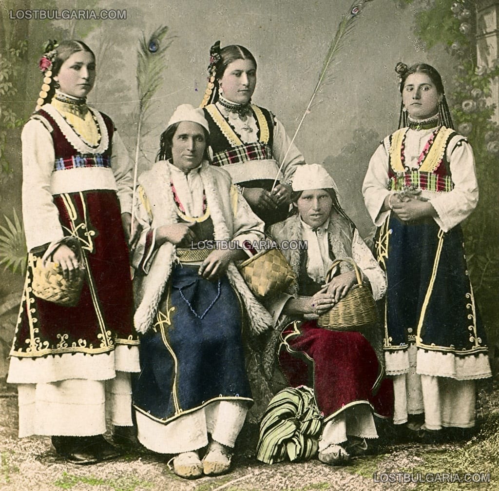 Жени, облечени в носии от Софийско, около 1900 г.