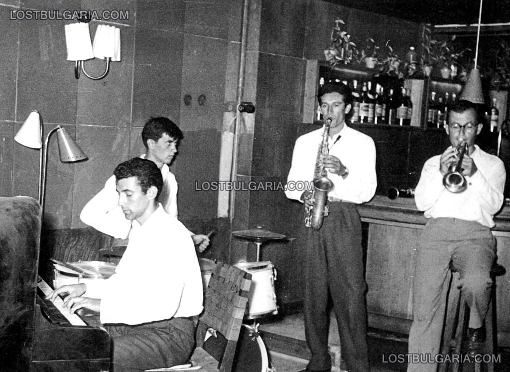 Джаз квартет в нощен бар "Лебед", на барабаните Пепи Славов, саксофон Емануил Манолов "Бадема", краят на 50-те години на ХХ век