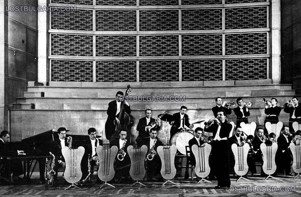 Биг-бендът на Димитър Ганев в зала "България", преди ремонта ѝ, 50-те години на ХХ век