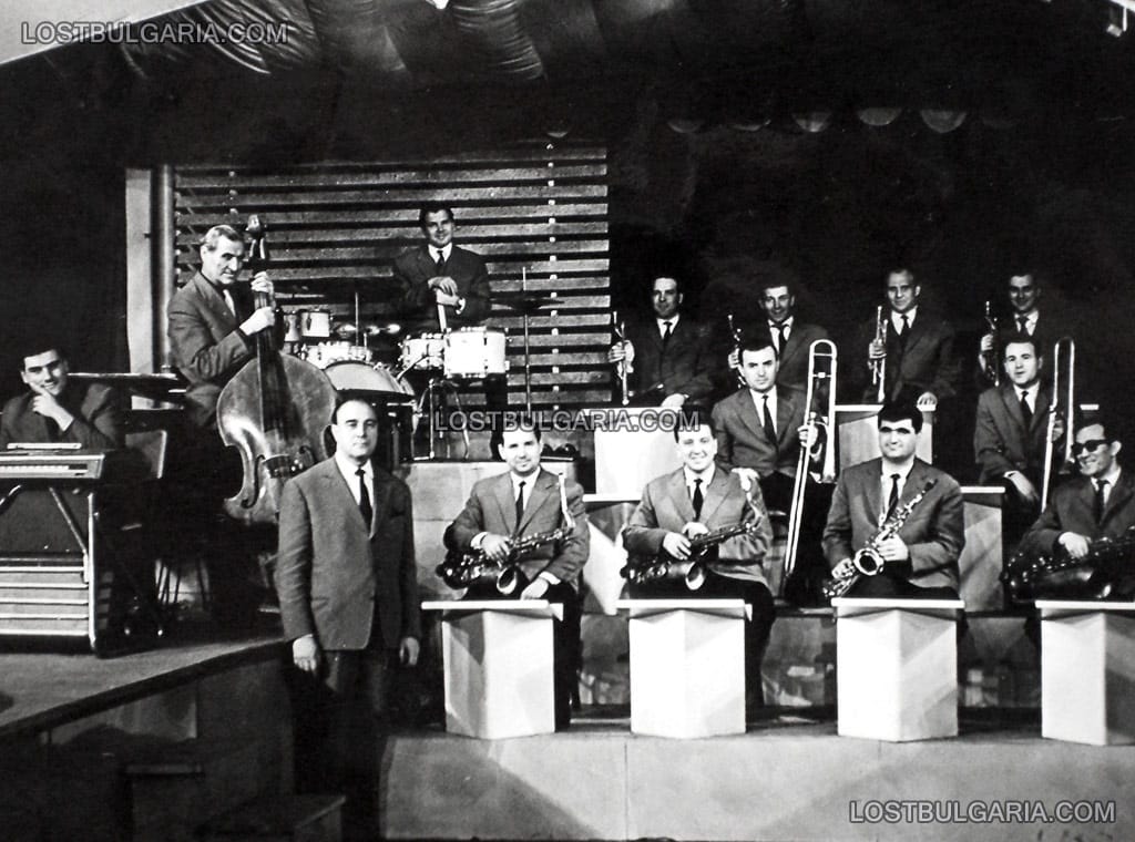 Oркестър "Оптимистите" с диригент Божидар Сакеларов, от спектакъла "Ревю на 33 оборота", 1963 г.