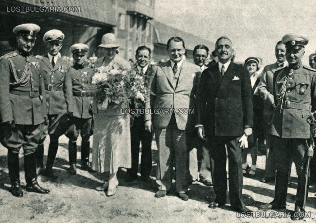Министър Тодор Кожухаров и генерал Тодор Радев посрещат министър-председателя генерал Херман Гьоринг, съпругата му и Хесенския херцог на летище Божурище при посещението им през май 1935 г.