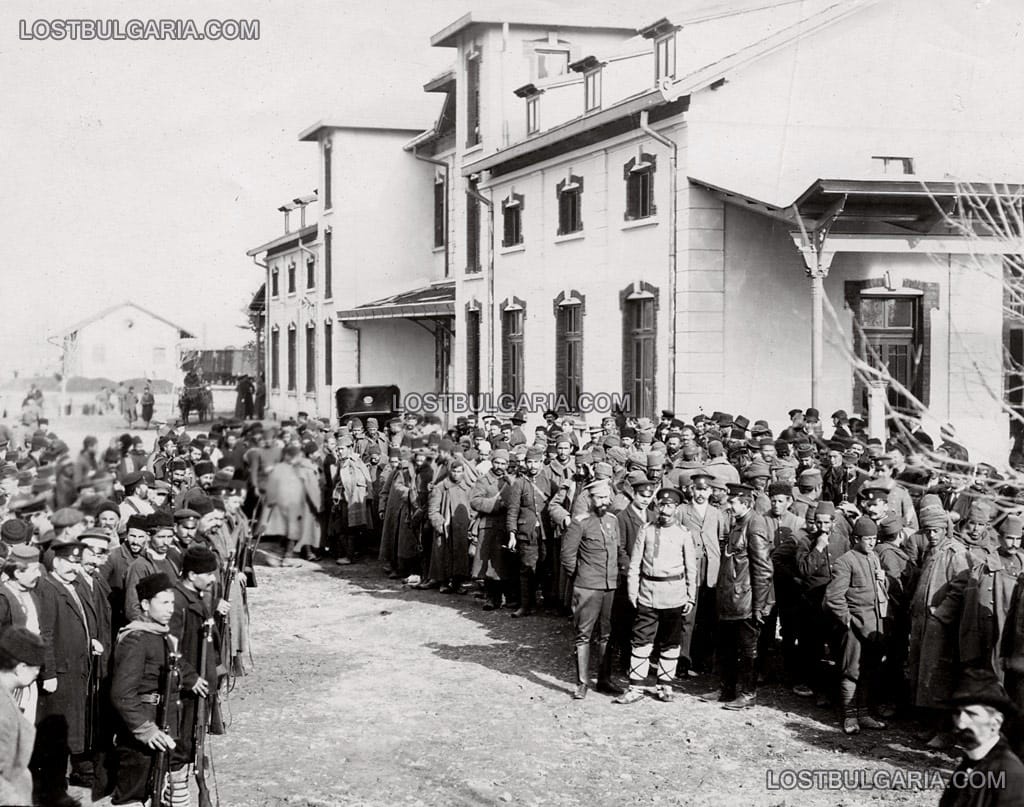 Българска войска и турски военнопленници на старозагорската гара, Стара Загора, 1912 г.