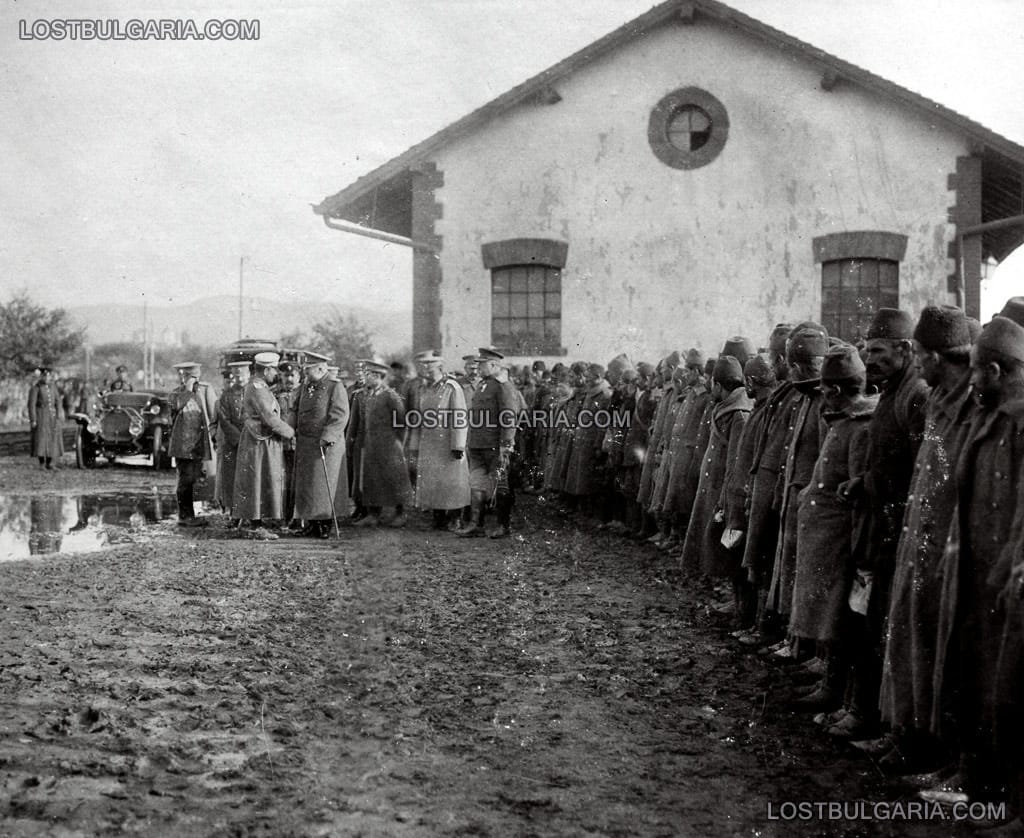 Цар Фердинанд прави оглед на пленени турски войници на гарата в Стара Загора