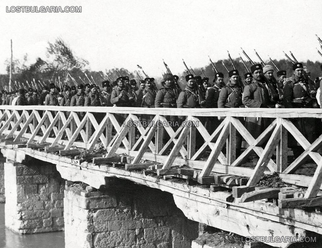 Българската пехота преминава мост над река Марица на път за Одрин, 1912 г.