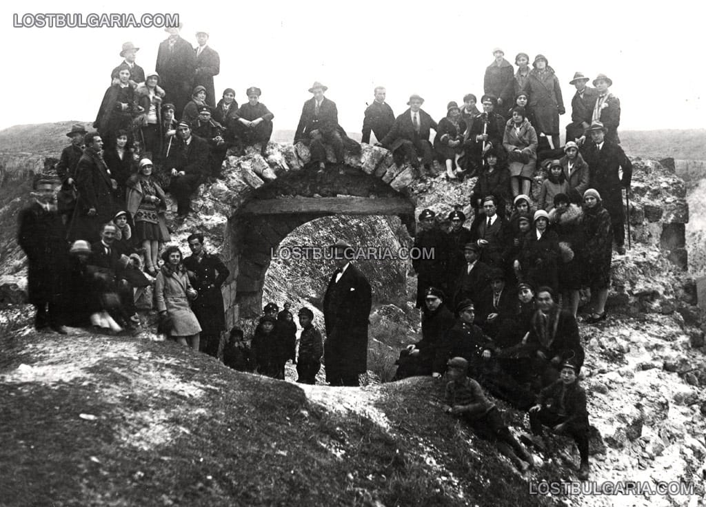 Екскурзианти до портата на крепостта Овеч в близост до Провадия, 1930 г.