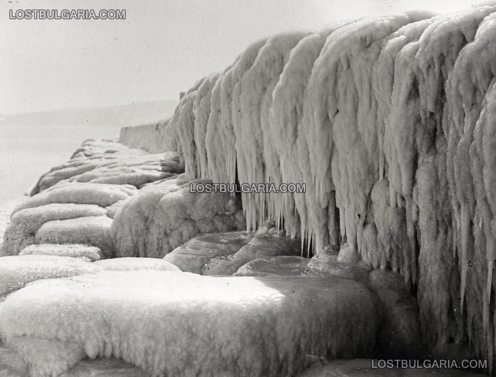 Замръзналият варненски вълнолом в 1929 г.