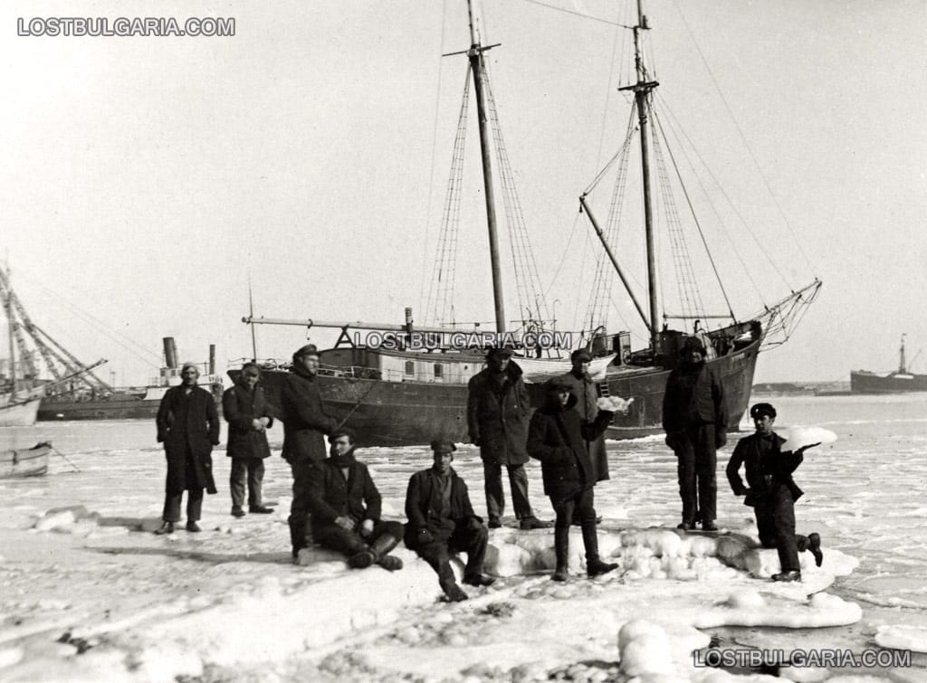 Варненци на замръзналото море на пристанище Варна, 1929 г.