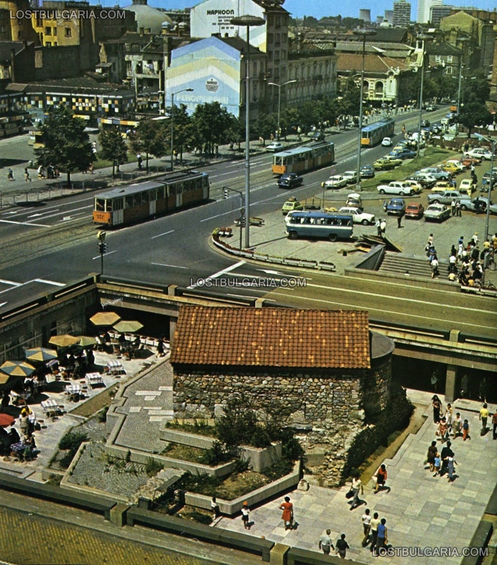 София, подлезът между ЦУМ и хотел "Балкан" с параклиса Света Петка Самарджийска, 70-те години на ХХ век