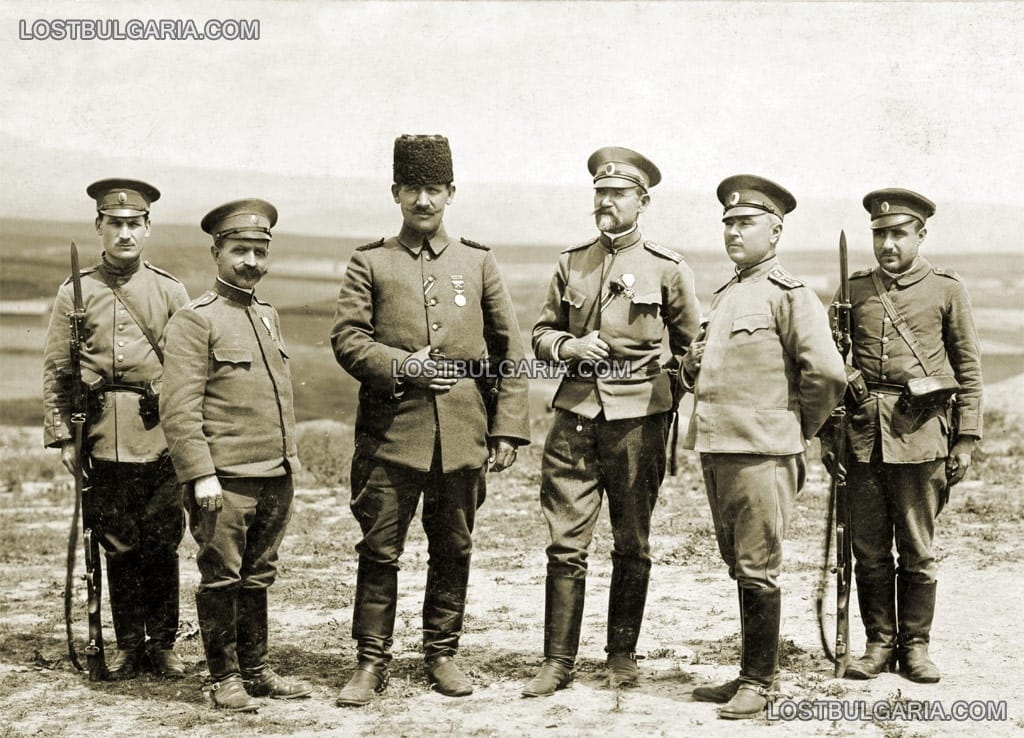 Български офицери с офицер от съюзната османска армия, 1916 г.