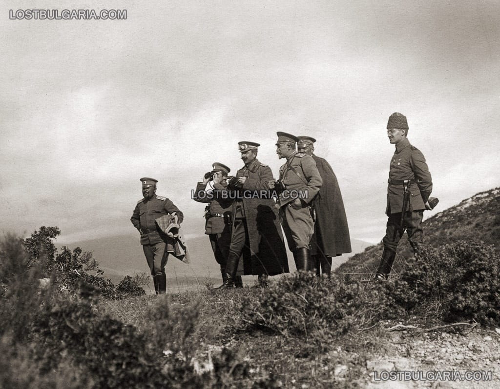 Български офицери и турски офицер от щабовете на 2-ра армия и 7-ма дивизия, наблюдават настъплението на 7-ма дивизия, 1916 г.