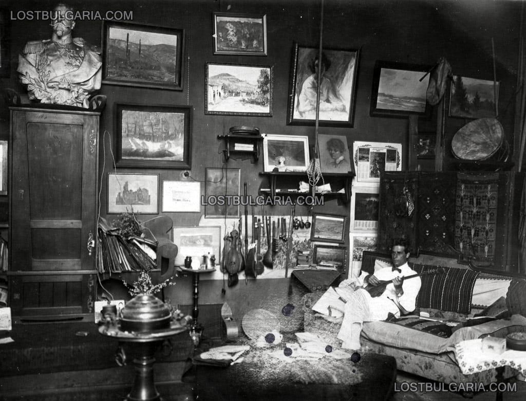 Художникът Борис Денев в дома си в София, 20-те години на ХХ век