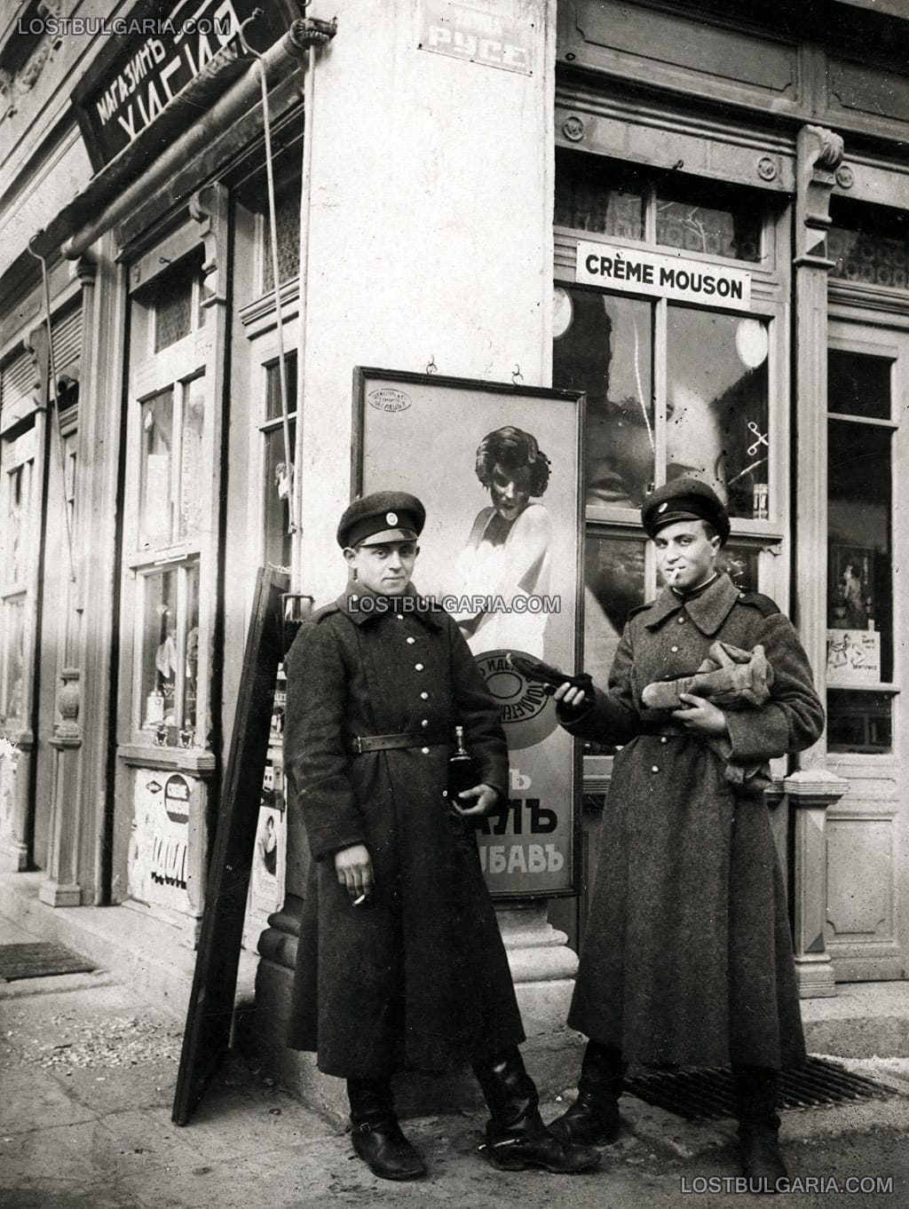 Двама войници в отпуска на покупки из града, София, 20-те години на ХХ век