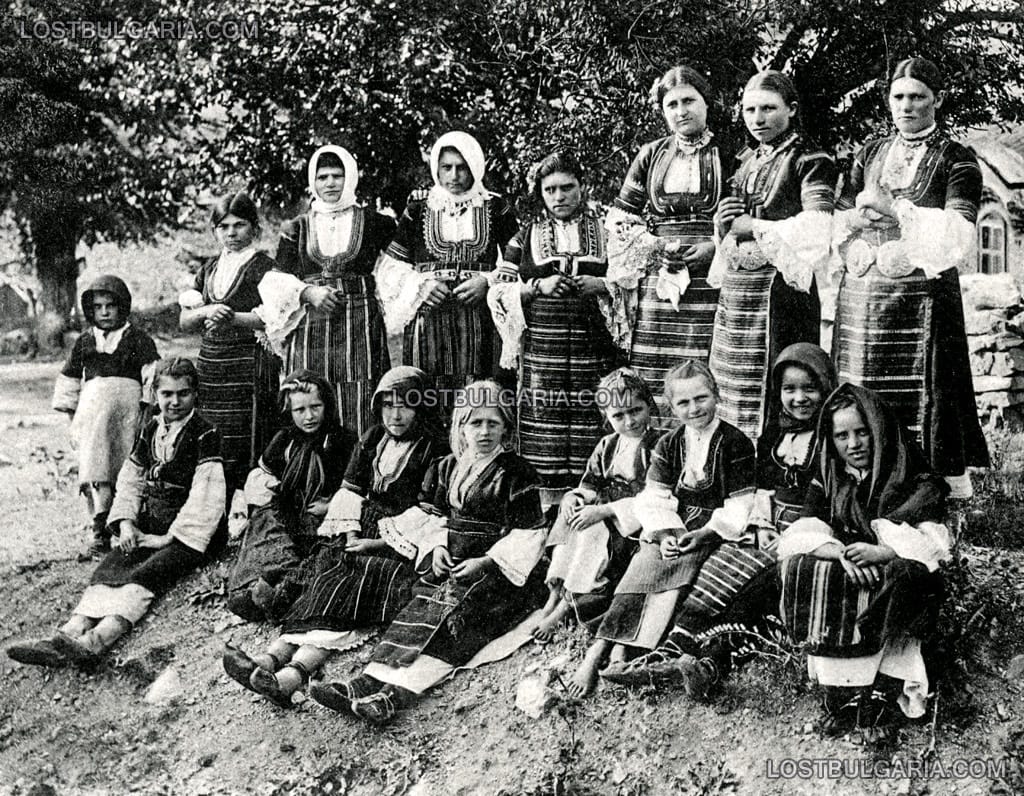 Деца, облечени в носии от Софийско на седянка, началото на ХХ век