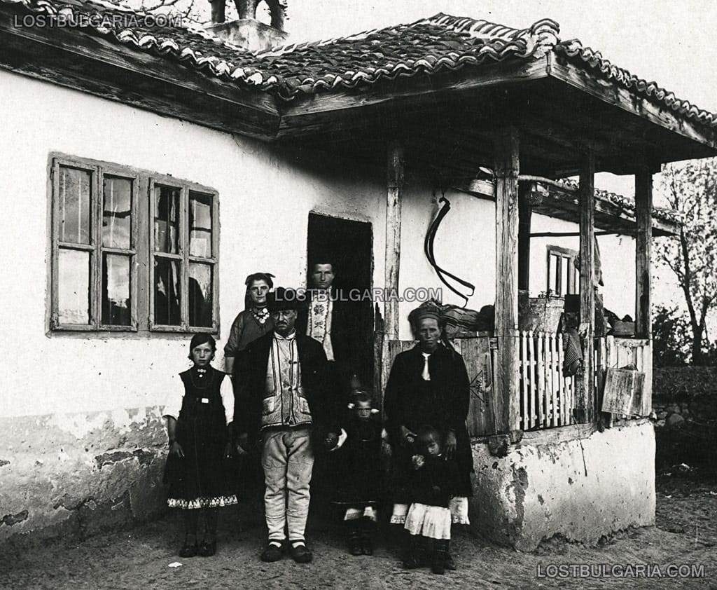 Семейство от софийските села пред дома си, 20-те години на ХХ век