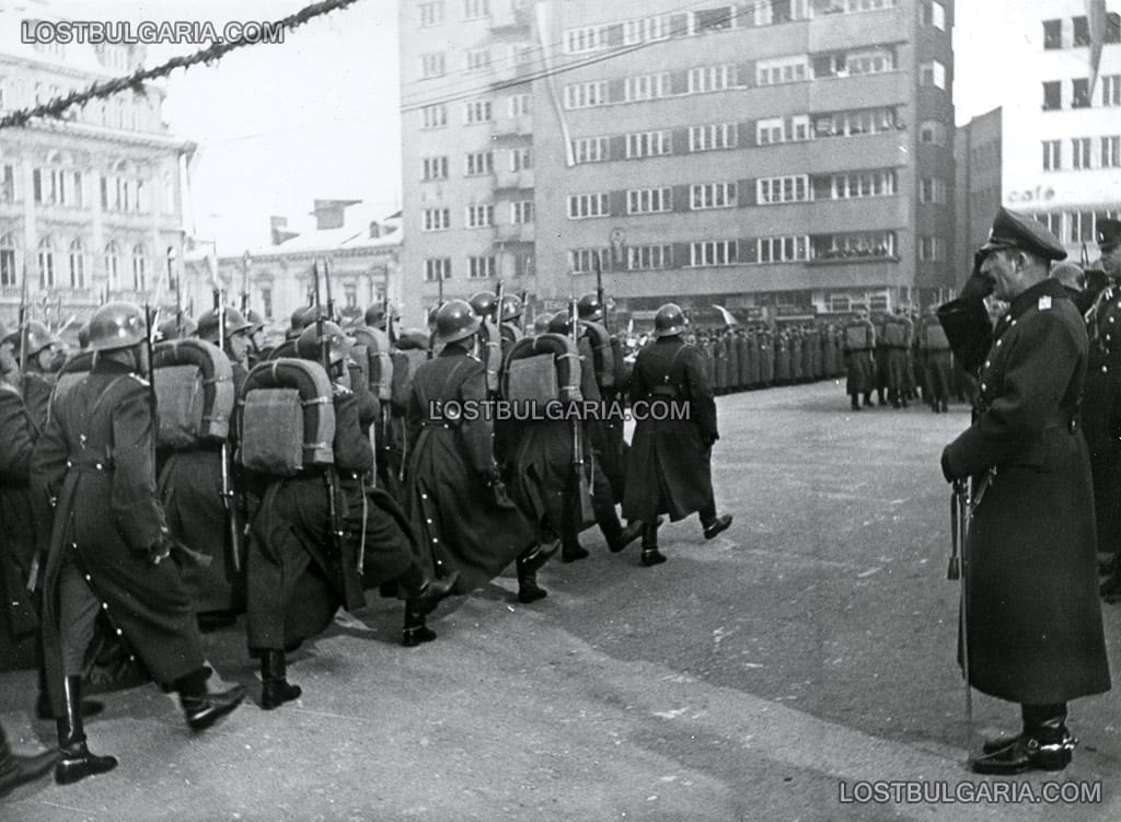 Н.В.Цар Борис III приема войската на Богоявление (Йордановден) на площад "Александър I", 40-те години на ХХ век