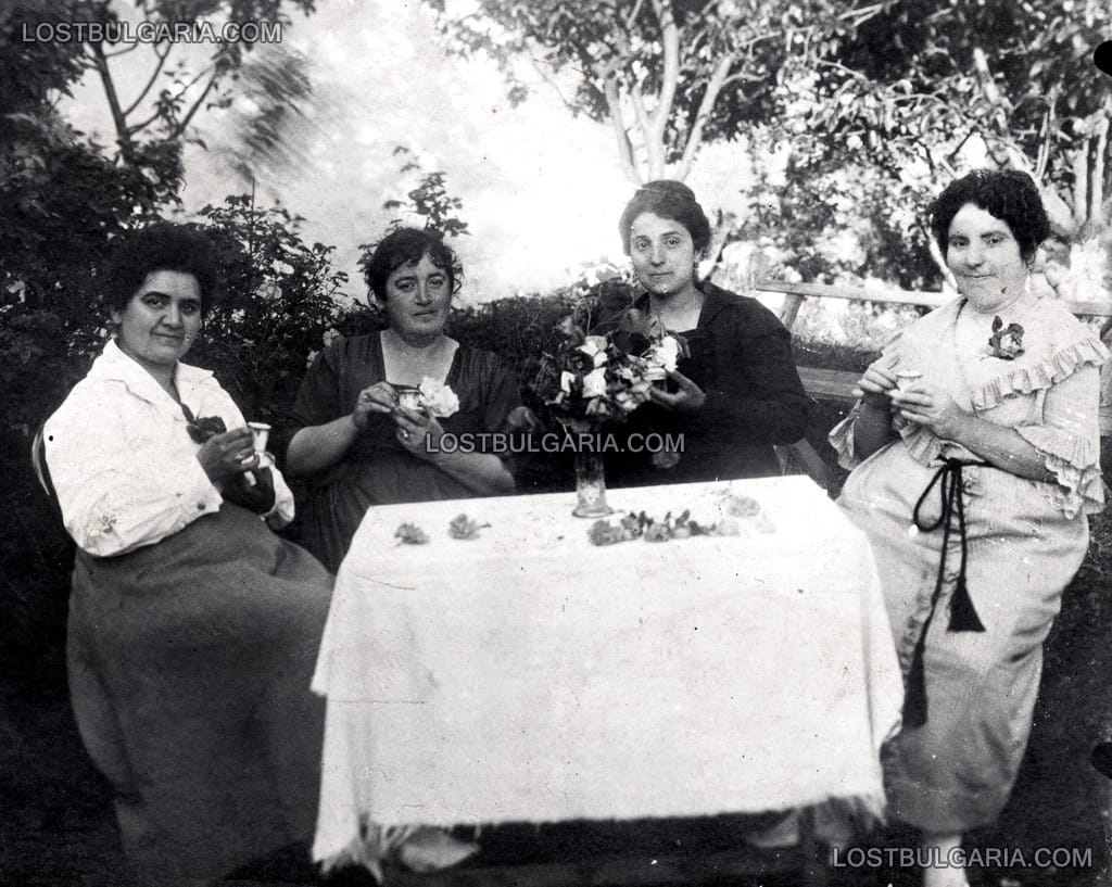 Добрич, български арменки пият кафе, 20-те години на ХХ век