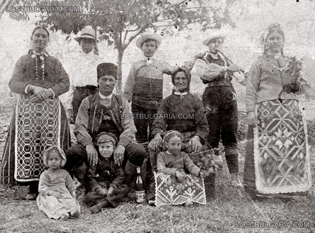 Семейство от Варненско с характерни носии, началото на ХХ век