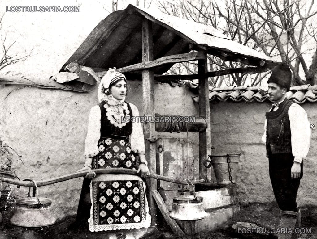 Момиче и момче, облечени в носии на българи от Варненско, наречени "вайковци", 20-те години на ХХ век
