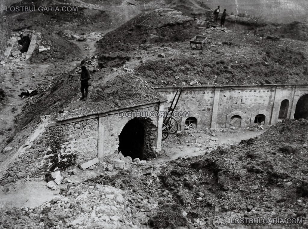 Разрушени от българската артилерия фортификационни съоръжения при превземането на крепостта Айваз баба, 1913 г.