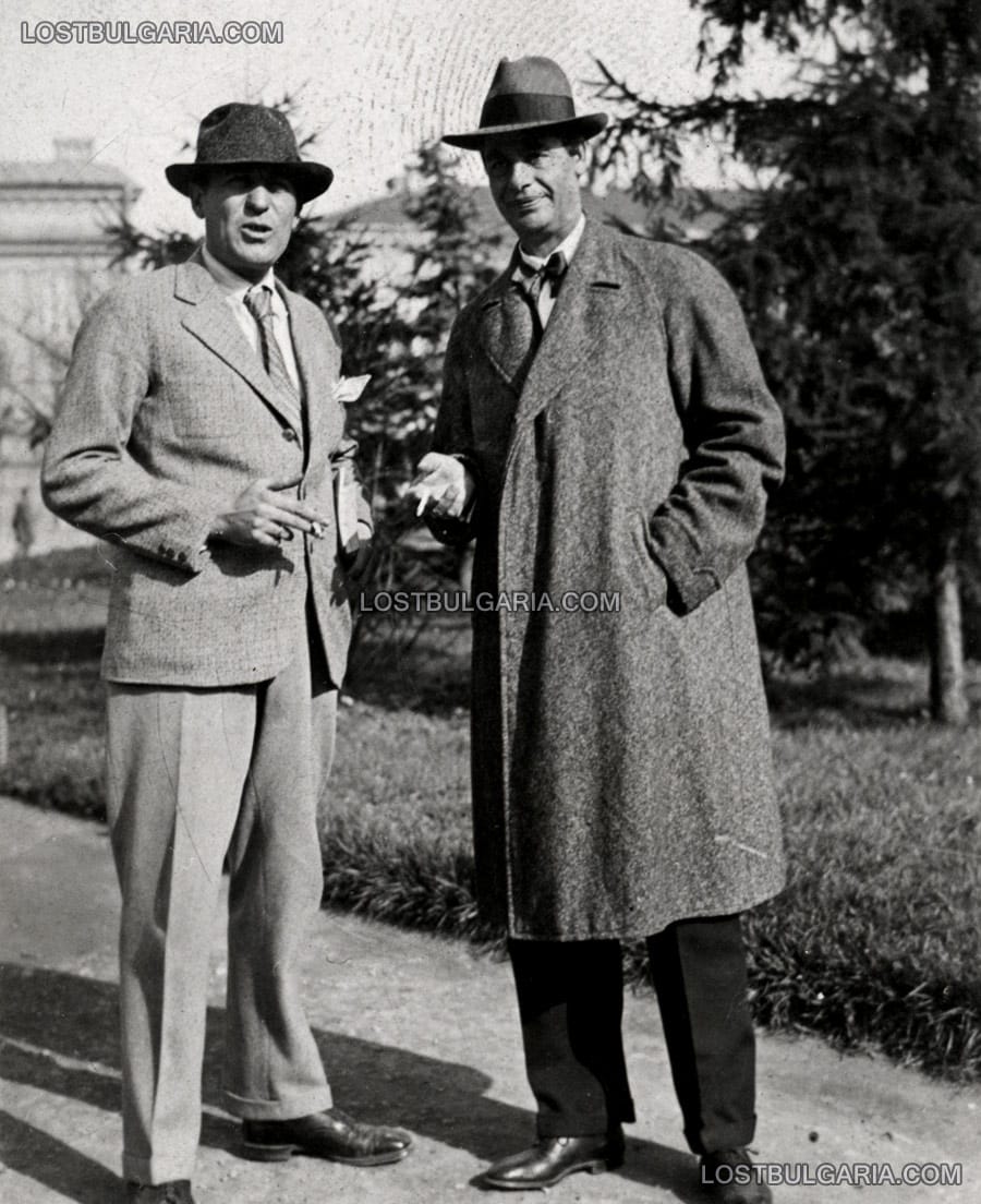 Художниците Дечко Узунов и Борис Денев на разходка в София, 30-те години на ХХ век