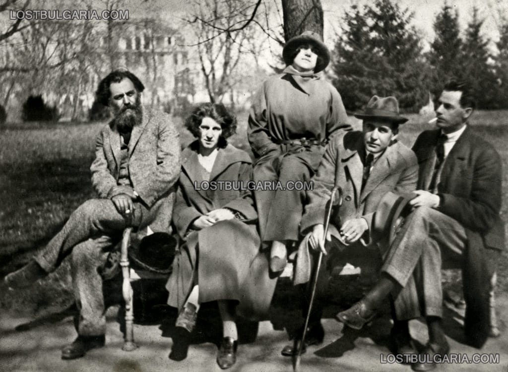 Художниците Андрей Николов, Сирак Скитник и Борис Денев в компанията на млади дами, София, 30-те години на ХХ век