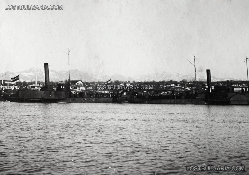 Параходи на съюзната австрийска флота на пристанище Тутракан, 1916 г.