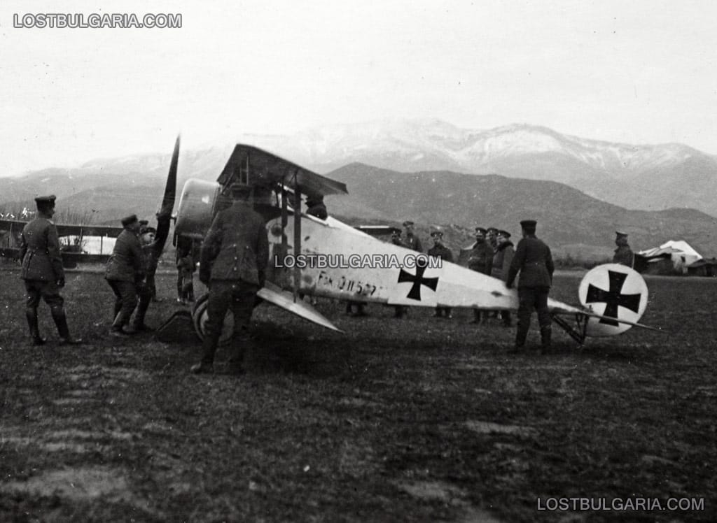 Български офицери наблюдават стартирането на двигателя на самолет Фокер (Fokker B.II) в германско аеропланно отделение "69" край река Вардар