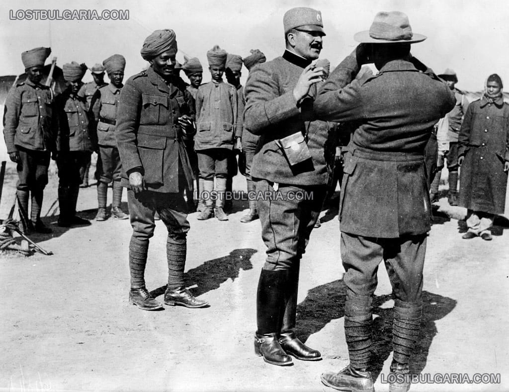 Съглашенските войски в Солун, сръбски офицер разговаря с войници от британските колониални части, 1917-1918 г.