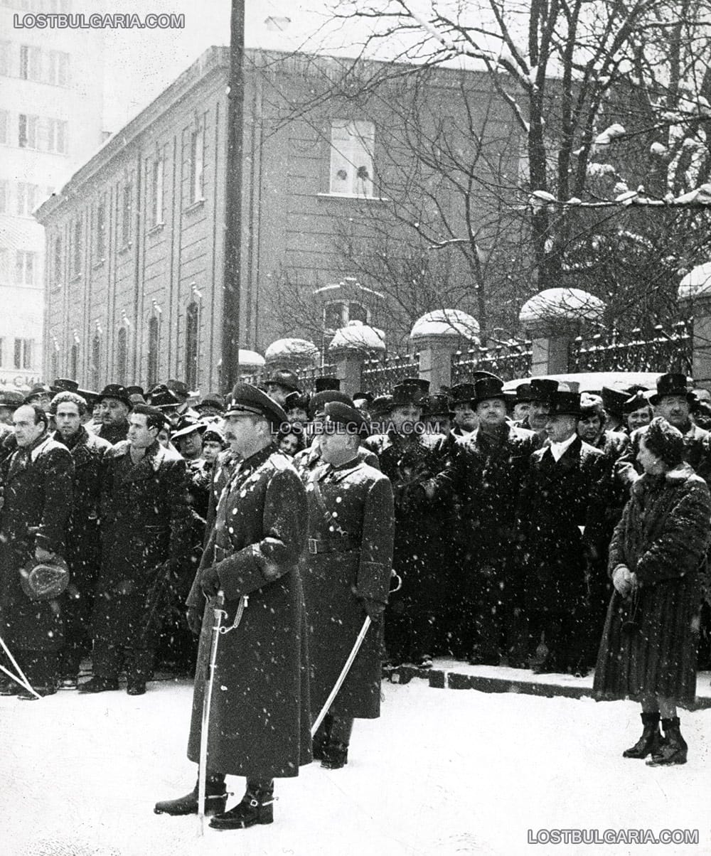 Н.В.Цар Борис III, Н.В.Царица Йоанна, премиерът проф. Богдан Филов и други официални лица пред Двореца в София, 19-ти януари 1942 г.