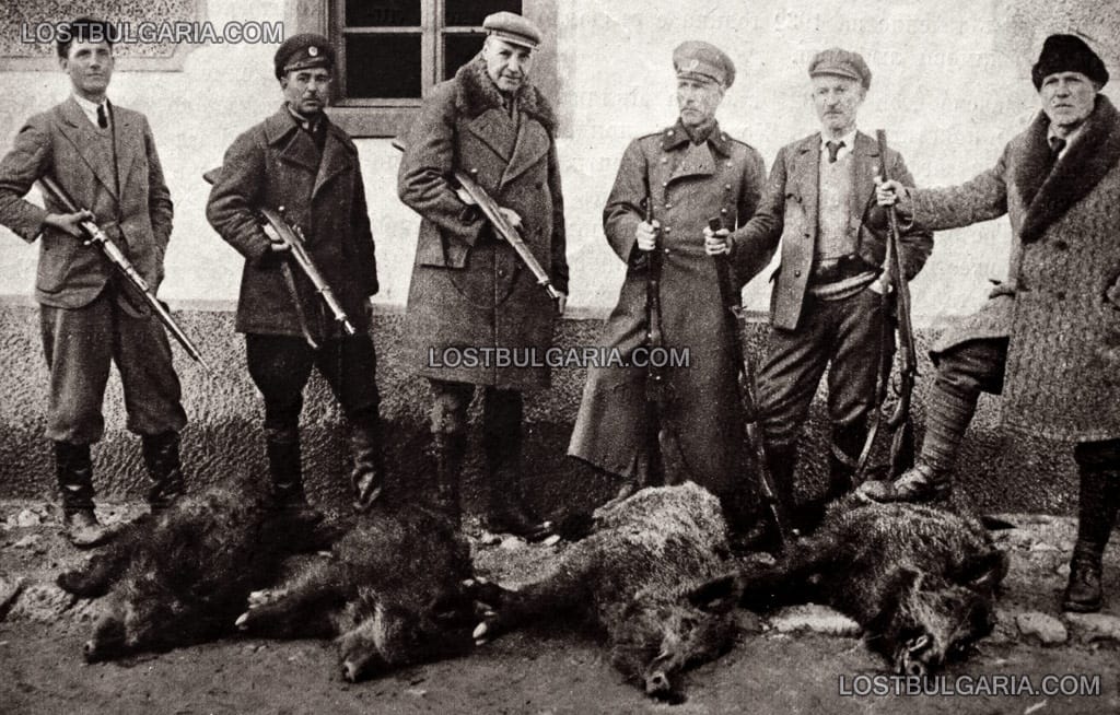 Ловци с убити от тях в Родопите диви свине на 31-ви януари 1933 г.