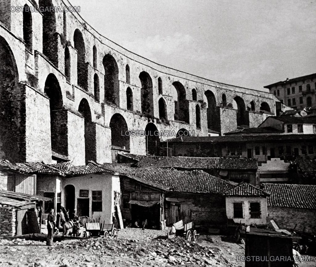 Чаршията до римския акведукт в град Кавала, 40-те години на ХХ век