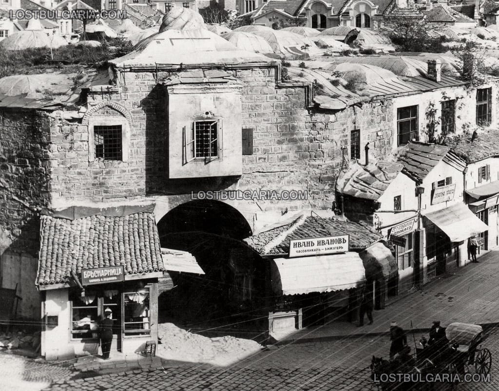 Пловдив, дюкяните пред входа на Куршум хан, 1927 г.