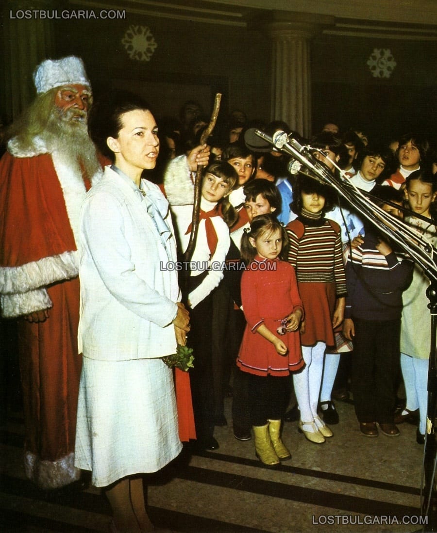 Дядо Мраз и Людмила Живкова поздравяват децата по случай Нова година, края на 70-те години на ХХ век