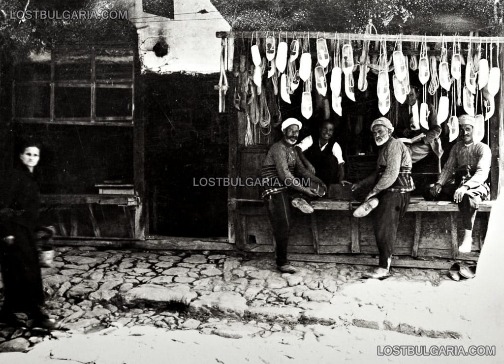 Дюкян за цървули в старата част на Пловдив, 30-те години на ХХ век