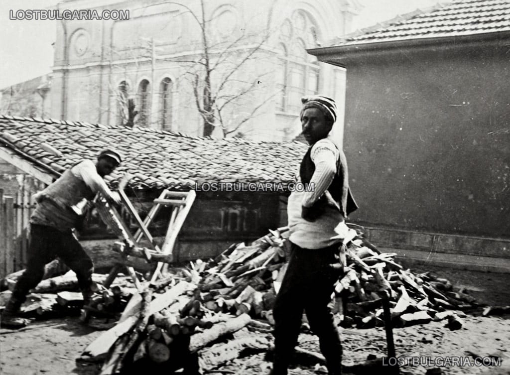 Училищни прислужници режат дърва за огрев в двора на Немското училище, Пловдив, 30-те години на ХХ век