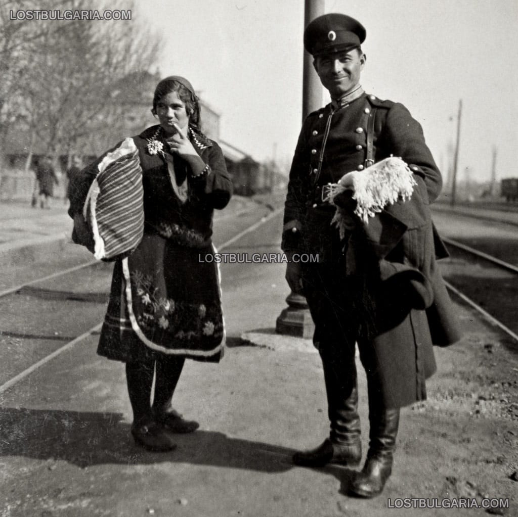 Полицай със съпругата си на гара Пловдив, 1930 г.