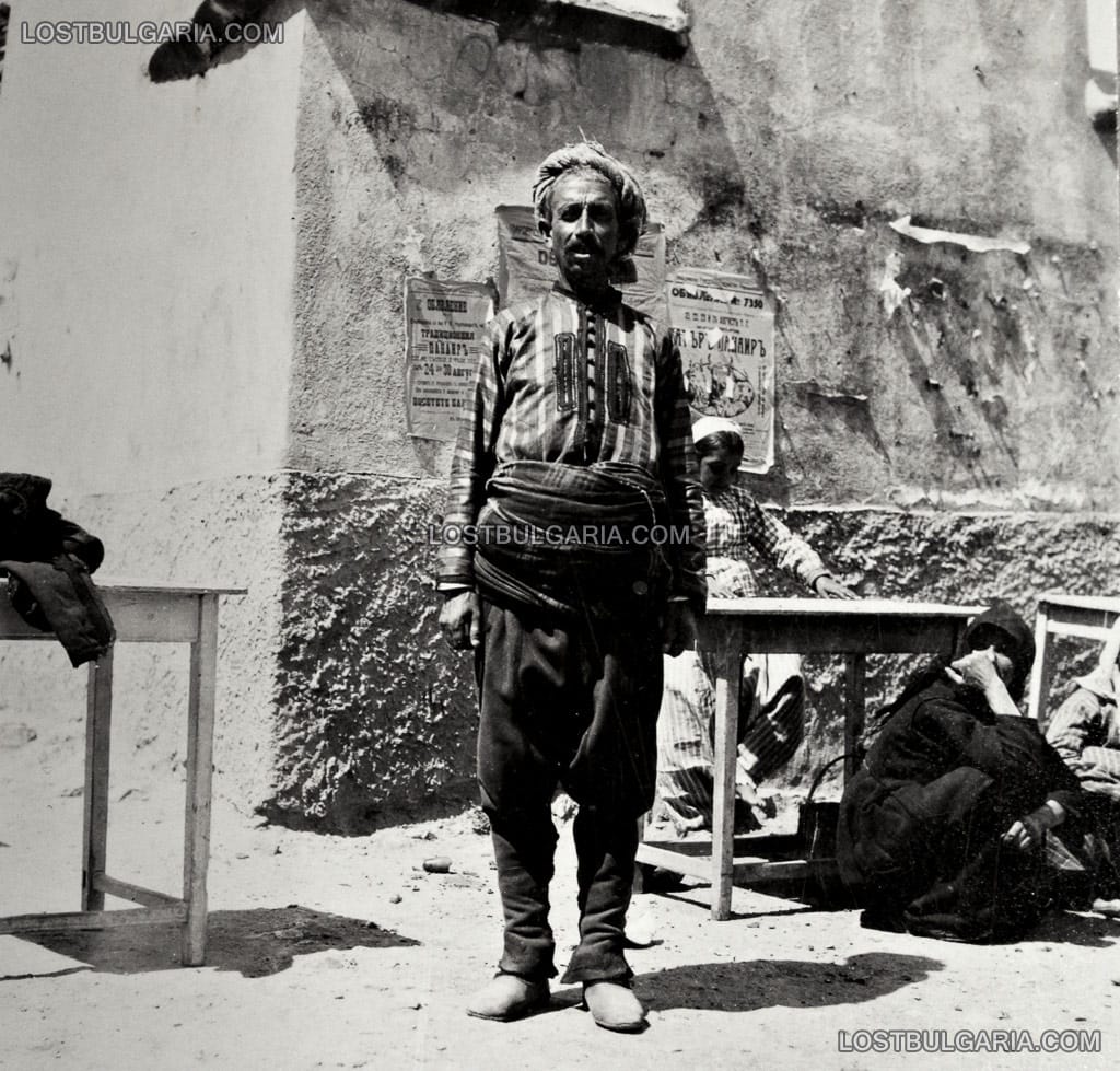 Карлово, циганин в характерна носия, 30-те години на ХХ век