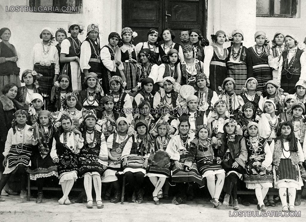 Деца, облечени в носии на лазарки пред училище, Шумен, 1930 г.