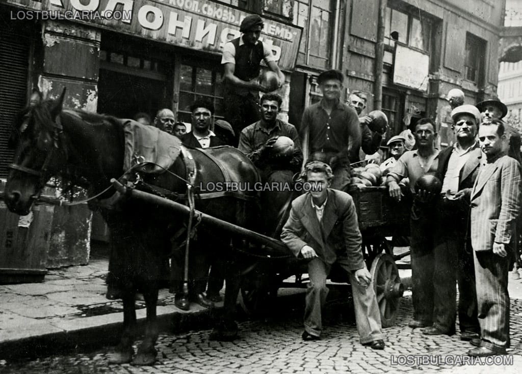 Производител на дини и пъпеши с каруцата си и купувачи на стоката, София, 30-те години на ХХ век