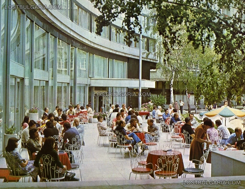 София, кафе-сладкарницата на гранд хотел "София" (сега "Радисън"), края на 70-те години на ХХ век