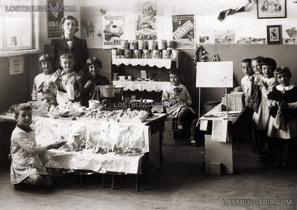 Детски щанд-сладкарница в детската градина, сладкари, продавачи и клиенти, 1939 г.