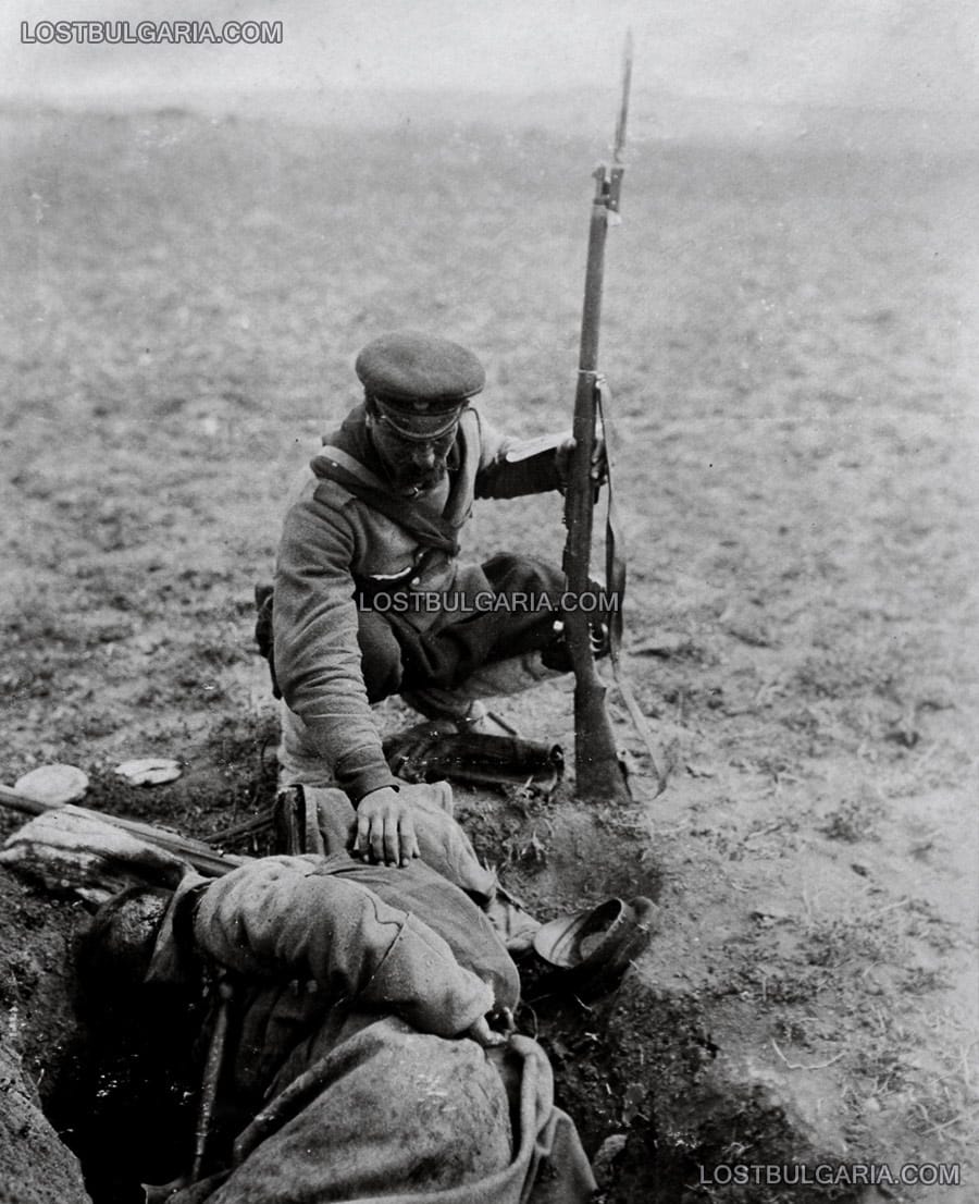 Български войник и загинал боен другар, някъде около Айваз баба, 1912 г.
