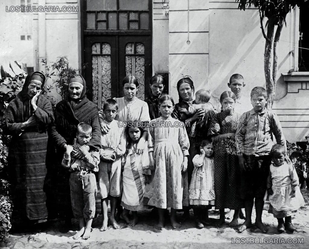 Жени и деца от град Фере (дн. Ферес) в Западна Тракия, чиито роднини и родители са били избити от турците, лятото на 1913 г.