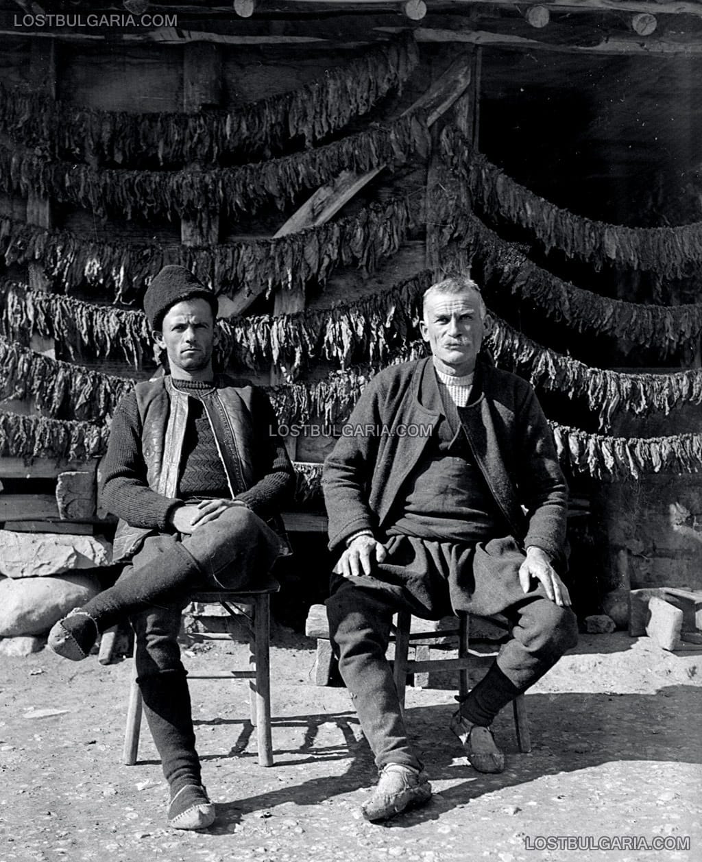 Тютюневи работници, седнали пред нанизи тютюн, 30-те години на ХХ век