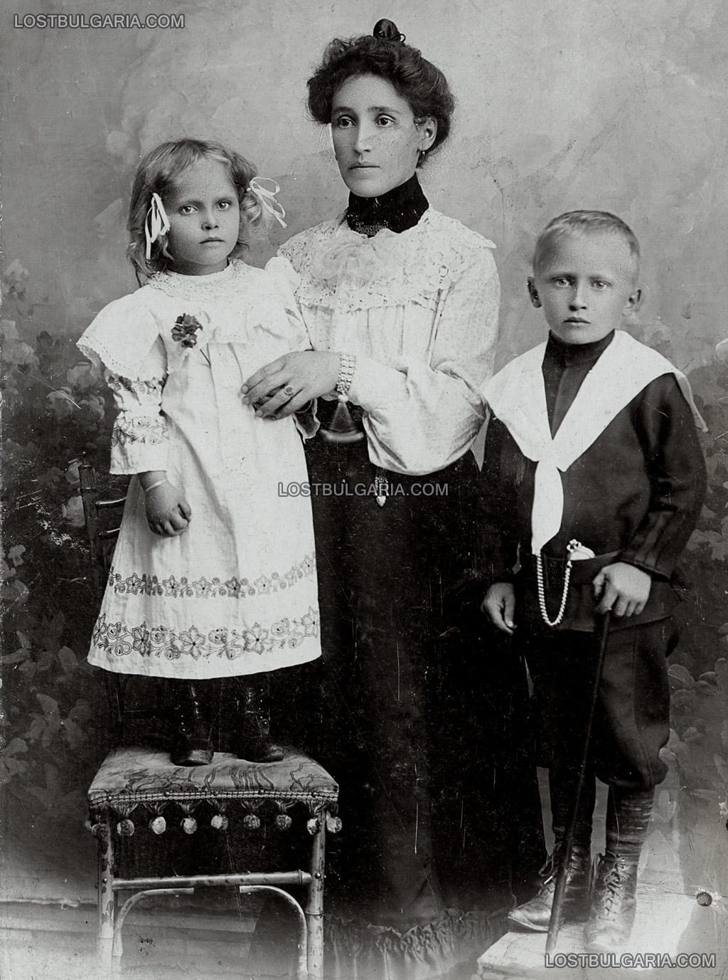 Портрет на майка и двете и деца, София, началото на ХХ век